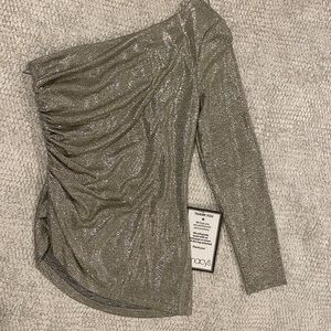 A show-stopping metallic gold one-shoulder long sleeved Adrianna Papell top